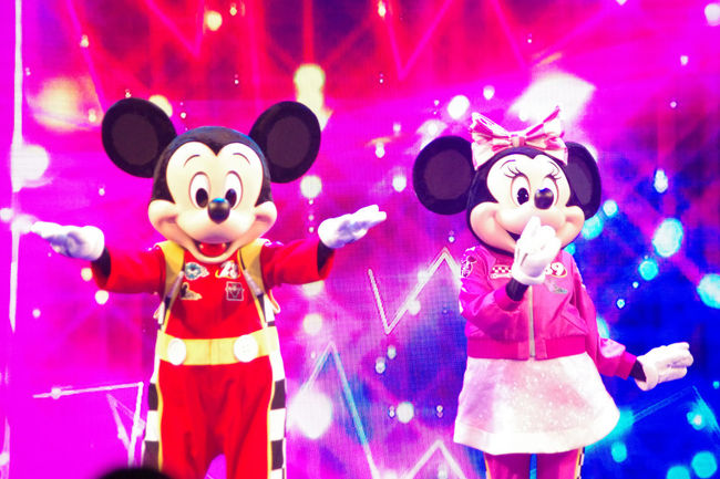 5月の終わりから新しくリニューアルしたDCAの「Disney Junior Dance Party」に行ってきました。<br /><br />かわいいお人形さんたちはいなくなってしまいましたが<br />きれいな映像でディズニーチャンネルに登場するキャラクターが現れます。<br /><br />映像だけでなく登場してくれるのは<br />・ドック（ドックはおもちゃドクター）<br />・ソフィア（小さなプリンセスソフィア）<br />・ティモン（ライオンガード）<br />・ミッキー＆ミニー（ミッキーマウストロードレーサーズ）<br />の5人です。（MCのお兄さんとお姉さんもいます。）<br />基本は、床に座ってみて、踊ったりのお子様が喜びそうなショーです。<br /><br />お子様連れの方は是非～。