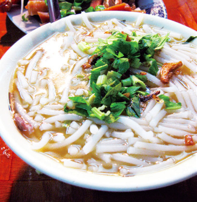 地元の人たちもよく食べている歴史あるスープ。シンプルですが味わい深い料理です。濃厚なスープとビーフンは、ついつい箸が進みます。値段も良心的ですよ。財布に優しい台北B級グルメは艋舺にあり!