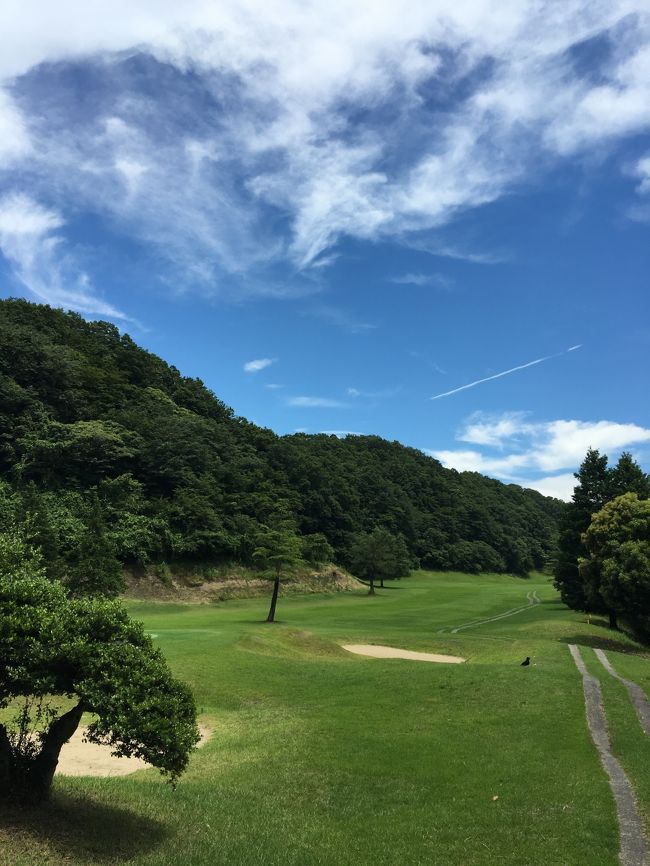 ２日目、朝起きて外を見ると雨・・・・<br />予想していた事とは言え、テンションさがるが、先ずは温泉から開始。<br />その後、チャックアウト、荷物を預けて朝食へ。<br />送迎バスでゴルフ場へ<br />雨の中スタート、でもその後雨が上がり気持ち良くプレーできた。<br />無料送迎バス利用でリーズナブルに済むはずが、なんだかんだで結構費用がかかってしまったが、楽しい小旅行だった。<br /><br />■旅の費用<br /><br />ホテル代：４０４８０円（プレー費込み）<br />食　　費：１２０８０円<br />予約席代：　２０００円<br />魚　　代：　１０００円<br />靴下代　：　　５００円<br />練習代　：　１０００円<br />合　　計：５７０６０円（２８５３０円／人）