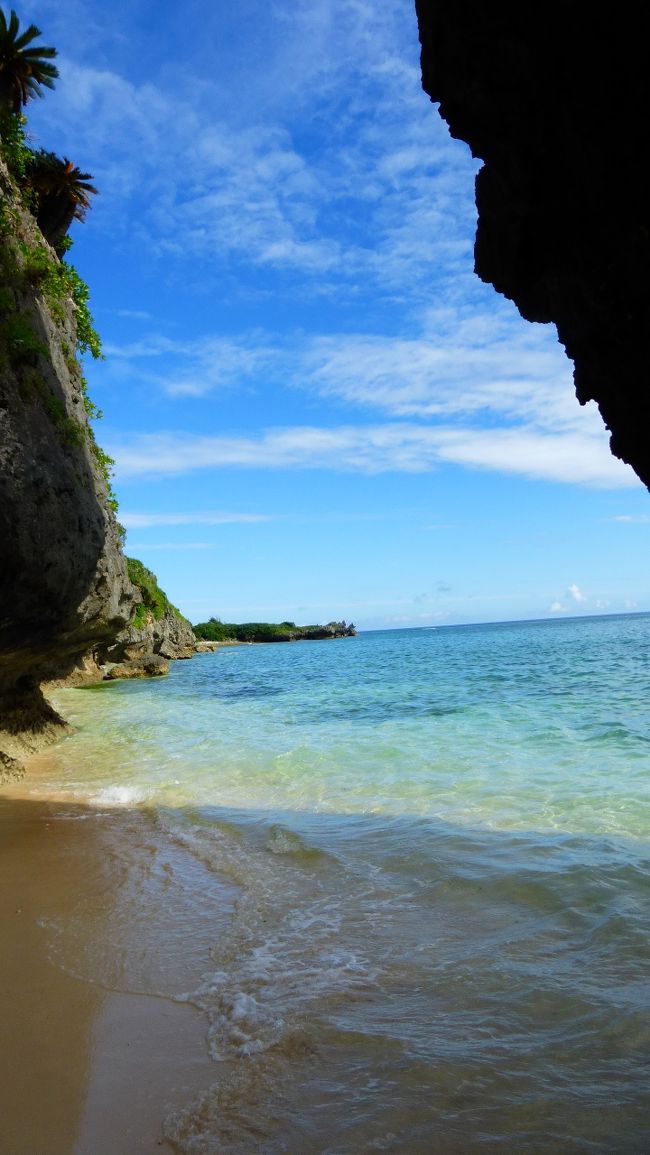 沖縄（本島・離島）には、もう何十回となく行ってはいるものの、暑いのが苦手な為、夏真っ盛りの時期に沖縄に行った回数は限られていました。<br /><br />そんな中、沖縄梅雨明け後に少し時間が出来た為、週間天気予報の天気が良い日を狙って、急遽沖縄本島に行く計画を立てました。<br /><br />特に今回は、沖縄の世界遺産の中で唯一行っていなかった、今帰仁城跡に行きたいと思っていた為、久し振りに北部宿泊も入れる事にしました。<br /><br /><br />今回の旅行の日程・行程は下記の通りです。<br /><br /><br />６月２８日（水）<br /><br />福岡　０７：１５－ＪＴＡ５１（特典航空券）－那覇　８：５０<br /><br />スカイレンタカー　２泊３日　免責補償料込み<br />７，０８０円－楽天レンタカークーポン（２，５００円）利用＝４，５８０円<br /><br />スカイレンタカー公式ＨＰ：http://www.skyrent.jp/okinawa/<br /><br />・古宇利大橋（古宇利ビーチ）・古宇利島（ティーヌ浜＆ハート岩）観光<br />・赤墓ビーチ散策<br />・今帰仁城跡観光<br />・今泊集落散策<br />・備瀬のワルミ観光<br />・備瀬のフクギ並木散策<br /><br />ペンション　サンセットビーチ　泊　洋室ダブル<br /><br />ペンション公式ＨＰ：http://sunset-okinawa.com/index.html<br /><br />５，５００円－楽天ポイント（８００円）利用＝４，７００円<br /><br /><br />６月２９日（木）<br /><br />・備瀬のワルミ再訪<br />・本部半島西部ドライブ<br />・道の駅 許田立ち寄り<br />・万国津梁館見学<br />・万座毛観光<br />・海中道路ドライブ<br />・浜比嘉島のアマミチューの墓観光<br />・イオンモール沖縄ライカム立ち寄り<br /><br />ＥＭウェルネスリゾートコスタビスタ沖縄ホテル＆スパ　泊　デラックスダブル<br /><br />ホテル公式ＨＰ：http://www.costavista.jp/<br /><br />楽天スーパーセール（朝食＆スパ付き）　<br />９，７２０円－楽天ホテルクーポン（１，５００円）利用＝８，２２０円<br /><br /><br />６月３０日（金）<br /><br />・南城市域地域物産館立ち寄り<br />・二ライ橋・カナイ橋展望台観光<br />・首里城公園（西のアザナ）観光<br /><br />レンタカー返車<br /><br />東横イン 那覇旭橋駅前　泊　シングルＡ ５，４３７円（会員料金）<br /><br />ホテル公式ＨＰ：http://www.toyoko-inn.com/hotel/00076/index.html<br /><br /><br />７月１日（土）<br /><br />那覇　１１：２５－ＡＮＡ１２０６（特典航空券）－福岡　１３：１０<br /><br />当初は、那覇１５：０５発便を予約していたのですが、暑い中での徒歩での観光は取りやめ、早い便に変更して帰福する事にしました。<br /><br />沖縄本島の日中の最高気温は、３２℃位だったのですが、体に刺すような日差しと暑さで、レンタカーを降りた後、少し散策をすると毎回汗だくになりました。<br /><br /><br /><br />２日目、備瀬のワルミ再訪と、瀬底大橋周辺の海を見た時の様子です。