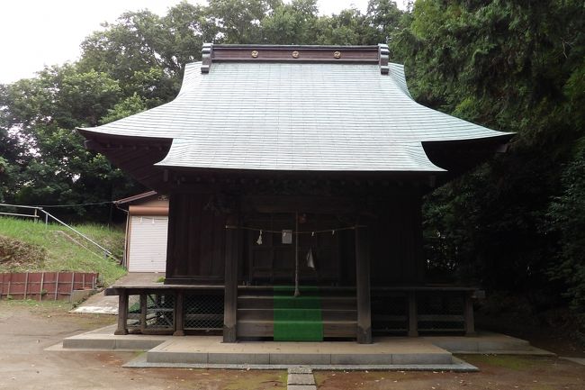 　横浜市戸塚区上矢部町坂本に鎮座する第六社は天正2年（1574年）の創建と言われ、小田原北條氏の一族甘縄左衛門大夫氏繁の請により讃譽中秀上人が大善寺を創建するに当り、護法の守護神として建立されたと言われている。<br />　祭神は面足尊（おもだるのみこと）、惶根尊(かしこねのみこと)、天照皇大神(あまてらすすめおおみかみ)である。元は面足尊・惶根尊の2神が祭神であり、神代7代の内國常立尊より第六目神に当るので第六社と称されている。大正6年（1917年）1月15日、神明社・祭神天照皇大神を合祀し、3柱となった。<br />　 例祭は１月１日に元旦祭、9月15日に例大祭（御祭（おんまつり））を行っている。<br />　「鎮守　第六社」の社号標石が建っている。石鳥居横の銀杏の木とヒマヤラ杉（？）が並んで聳えている。<br />　本殿に見えるのは覆い屋で、内部に本殿が安置されている。<br />　上矢部町内には阿久和川と名瀬川に囲まれた北部・番匠谷にも第六天社が祀られている。<br />（表紙写真は第六社拝殿）