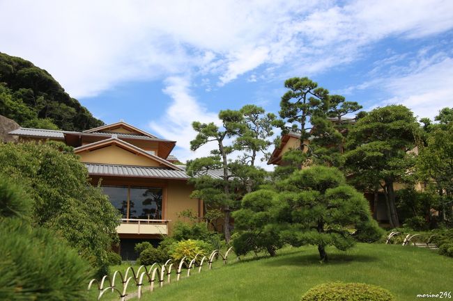 県立大磯城山（じょうやま）公園は旧三井別邸地区と旧吉田茂邸地区の２つからなる９．９haにおよぶ広大な公園です。<br /><br />旧吉田茂邸を見学した後、旧三井別邸地区を散策し、歴史に触れることが出来ました。<br /><br />明治３１年に、この地に三井財閥の当主が別荘を構え、全国の有名な古寺社の古材を用いて建てられた「城山荘」を始めとして、庭園の整備が進められましたが、時の流れとともに大部分の施設が他にわたり、その後、荒廃した時期もありましたが、昭和６２年に県立の公園として開園しました。<br /><br />さらに、平成２５年に宰相吉田茂が住まいとしていた庭園が拡大整備され、<br />そして、今年平成２９年４月１日から、焼失した旧吉田茂邸が再建され一般公開が始まりました。<br /><br />コメントは、パンフレットや現地にある解説などを参考にしています。<br />