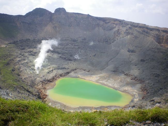 夏の終わりに霧島の山々を歩いてきました。この夏は５週末連続の遠征！　呆れられそうですね(笑)<br /><br />霧島温泉郷で前泊、この日はまず大浪池に。池の回りを歩いて韓国岳に登りました。霧島連峰の主峰です。夏の九州で2,000ｍ未満の山は暑いかなぁと心配してましたが、案外爽やかです。<br />縦走路を南東に歩きます。獅子戸岳を経て新燃岳に。濃い緑色の火口湖が印象的です。地元の女性ペアと話して写真を撮り合いました。おまけに下山後、宿まで送ってくれました(^o^)<br /><br />翌日は有名な高千穂峰に。登山前に霧島神宮を訪ねました。さすがの重厚さですね。高千穂峰は、前日に比べると易しい初級者向きの山でした。<br /><br />３日目は観光バスでえびの高原散策にも。楽しい山と観光でした。<br /><br />２日目・３日目、お世話になった定期観光バスのガイドも気さくで親切な方でした。<br />翌々年の年明けに新燃岳はかなり大規模な噴火。私に優しく接してくれた地元の女性たちはどうしてらっしゃるのでしょう？