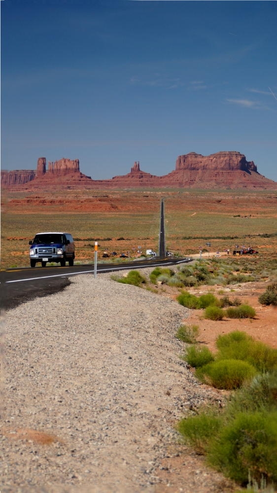 モニュメントバレーはナバホ・ネイション内にあるため、アメリカ合衆国の国立公園では無く、モニュメントバレー・ナバホ・トライバル・ パーク（Monument Valley Navajo Tribal Park）という名称でナバホ族によって管理運営されている。何度か国立公園化の話もあったそうだが、南北戦争当時「ロングウォーク」と呼ばれる強制収容まで体験しているナバホ族は、かたくなに、これを拒否している。「ロングウォーク」の概要は以下の通り。<br /><br />1864年1月、リンカーン大統領はナバホ族8500人の、300マイル離れた東にあるアパッチ族の強制収容所への徒歩強制連行を命じる。（戦争中だったこともあり、部下の作成した書類に安易にサインしたという説もある）　コースは、500kmを超える沙漠地帯で、18日以上もかかった行進により、数百人の死者が出たが、そのほとんどが子供や老人だった。1865年春のピーク時にはここに9022名のナバホ族が強制収容されたが、この収容所は全くの不毛の地で、テントすらなかった。<br /><br />強制収容された彼らは、灼熱の大地に穴を掘ってその中で身を守るしかなく、下記平和条約が調印されるまでに、2000人以上のナバホ族が死んだ。1868年6月1日、ついに合衆国もこの強制収容の非を認め、ナバホ族が先祖伝来の土地に戻ること、そこを保留地として年金補給基地である「インディアン管理所」を設立すること、ナバホ族児童の義務教育、穀物種子と農作機械の支給、鉄道と米軍の砦の設立などが盛り込まれた。<br /><br />6月18日、ナバホ族はようやく故郷へ帰還することとなった。しかし、戻った土地にはすでに隣族のホピ族が定住しており、双方の間に土地を巡っての争いが起こった。100年以上たった現在でも、この問題は解決せず、両部族を敵対させている。（Wikipediaより一部抜粋）<br /><br />TOPの写真はモニュメントバレー・ナバホ・トライバル・パークからメキシカンハットへ向かう途中のR163。映画「フォレストガンプ」が撮影された場所。 <br /><br />2024/03/06　一部修正
