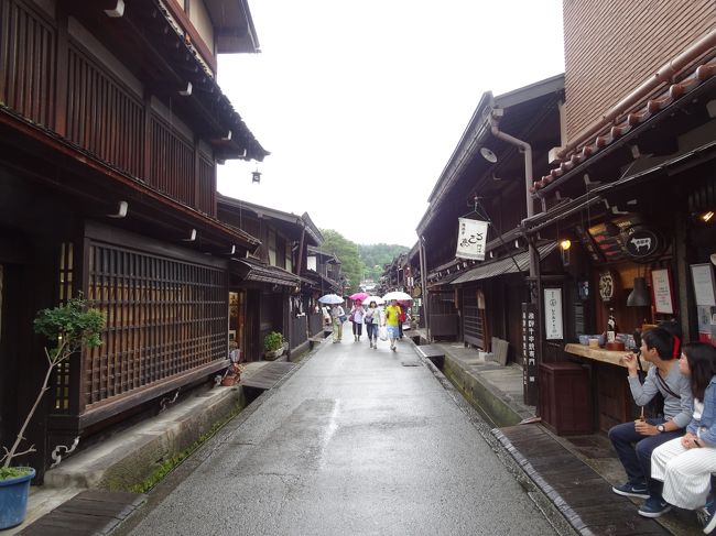 梅雨真っ盛り、雨の高山。前日、思い立ってネットでバスの切符を往復取って、サクっと行ってきました。いや、まぁ、ほんと暇で暇でただ暇でアテもなく行ってきました。<br />頻繁に遊びに行く高山、特にここ行きたい!てスポットもないので即席で『ラーメン三昧&amp;温泉に浸かる日』というテーマにしてみました。<br /><br />行程は以下な感じで<br />①名古屋駅(朝ラーメン)⇒高速バスで高山へ<br />②市内散策(宮川朝市、上三之町など)～高山グリーンホテルで日帰り温泉<br />③高山⇒高速バスで名古屋駅へ⇒ディナー(ラーメン)