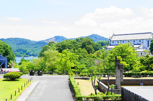 愛知県犬山市にある博物館明治村にひさしぶりに行ってきました。梅雨の間の晴れ間、お天気いい日に行けたので、村営バスは乗らずにてくてくてくてく歩いて回りました。ちょっと気温が高く暑い日でしたが、それでも緑がいっぱいでここちよい日でした。