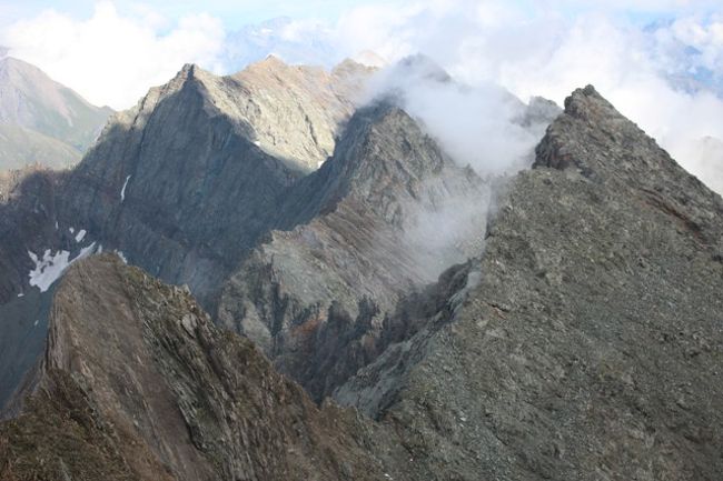 現地の山岳ガイドに案内してもらう、グロースヴェネディガー周辺のハイキング旅。<br />３日目はEissee HutteからBonn-Matreier Hutteまで。<br /><br />今回のお宝ツアー詳細は以下を参照ください。<br />http://etour.web.fc2.com/201608austria.html<br /><br />1日中、大展望です！<br />天気も良く、絶景のハイキングでした。<br /><br />前日2日目の様子はこちらです。<br />http://4travel.jp/travelogue/11258815<br /><br />翌日4日目はこちら。<br />http://4travel.jp/travelogue/11260420