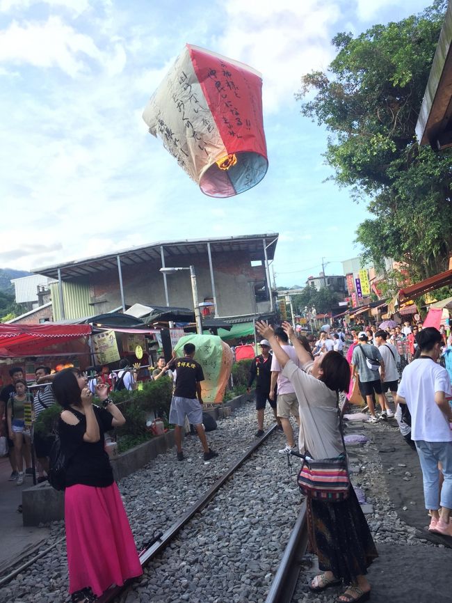 JGC修行一人旅の合間に友人と台湾に九分・十分に行こうということになりました。<br />タイのチェンマイでランタンを上げ、台湾の十分でもランタンを上げようということになり台湾へ。<br />９月にはベトナムホイアンのランタン祭りにも行っちゃうよ！<br /><br />土日絡めた３泊４日の旅は、間にタクシーチャーターを挟んだことによってとっても充実した観光をすることができました！<br /><br />運転手のテリーさんは日本人専門の観光タクシーの運転手さんでとても人気がある方です。ネットを検索するとヒットします。<br />私も最初何の知識もなく台湾　タクシー　で何気なく検索し　とりあえずこの人でいいかなと、ラインでコンタクトをとったのですが、<br />実際の観光をしてみて、次回行くならまた絶対にこの方に頼みたい！！と思えるツアー内容とお人柄でした。<br /><br />JGC修行1回目　タイ<br />http://4travel.jp/travelogue/11238669<br />JGC修行２回目　シンガポール<br />http://4travel.jp/travelogue/11238671<br />JGC修行3回目　沖縄1泊<br />http://4travel.jp/travelogue/11238672<br />JGC修行4回目沖　縄1日4便<br />http://4travel.jp/travelogue/11241528<br />JGC修行5回目　日帰り宮古島<br />http://4travel.jp/travelogue/11245521<br /><br /><br />