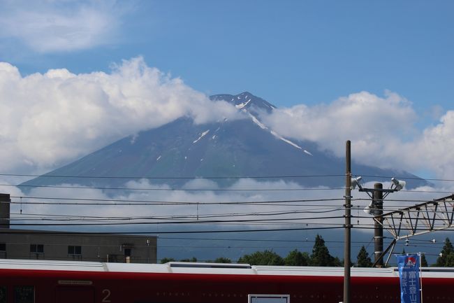 お正月に富士山周辺を巡る日帰りバスで、<br />金運アップの新屋山神社に行きましたが、<br />本当の金運アップは奥社参り！<br />という訳で、今回は自力で奥社を目指します。<br /><br />強欲？<br />お金に余裕があっての旅行三昧（笑）<br />ランクアップした旅行に行きたいぞ～！<br />海外には「エコノミー」じゃなくて「ビジネス」で行きたいし、<br />国内では「バス」じゃなくて「列車」に乗りたい、<br />「こだま」じゃなくて「のぞみ」に乗りたい、<br />クルーズでバルコニーのある部屋でお出掛けしたい。<br />って、やっぱり強欲じゃん（笑）<br /><br />金運は人のために働いてこそ神が運を呼んでくれるそうです、<br />むむむ？例外もお願いします！<br /><br />新宿から朝１番の６:０５発の高速バスで、富士山駅に移動。<br />渋滞もなく、１時間３０分ほどで到着。<br /><br />朝ごはんを食べて、吉田口ルートの馬返のバス停へ。<br />新宿からここまで３時間４０分。<br /><br />ここからが本番、<br />まずは吉田口ルートで2合目あたりまで登り、<br />「女人天上」と呼ばれる遥拝所に立ち寄り、<br />新屋山神社奥社へ廻る。<br /><br />グーグルマップや山梨の林道などを検索し、<br />予定では４時間３０分で馬返に戻る行程でしたが、<br />１時間オーバーでやっと終了。<br />もう少しで最終バスに乗り損ねそうでした（笑）<br /><br />とりあえず、富士山駅に戻り、忍野八海へ足を伸ばし、<br />高速バスで新宿まで帰ります。<br /><br />金運アップの効力は・・・、<br />それは今後の旅行記で判明！<br /><br />本日は人生最大歩数、39,986歩でした。<br />既に腿やお尻、腰が痛い（涙）