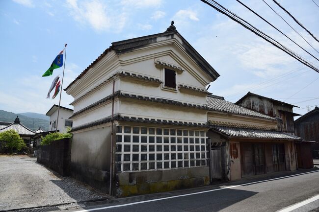 旅の行程<br />５月１１日　椿泊、日和佐浦<br />５月１２日　吉良川、奈半利、土居廓中<br />５月１３日　佐川、いの<br /><br />高知県安芸郡奈半利町は、室戸岬北西の国道５５号線（土佐浜街道又は土佐東街道）沿いに位置する町で、承平５年（９３５年）頃に書かれたと言われる日本最古の「土佐日記」に、『けふはこのなはのとまりにとまりぬ（今日はこの那波の泊に泊りぬ）』と、作者の紀貫之が記した一節が見られるように、早くから開けていたことが窺われます。<br /><br />土佐浜街道（土佐東街道）は、徳島藩が整備した阿波五街道の一つで、徳島から由岐、日和佐などを通り、高知県の甲浦から室戸、安芸などを経て高知に至る海沿いの道で、その大部分は現在の国道５５号線と重複しています。<br /><br />それよりも以前に奈半利の発展を支えたものに、すでに養老年間（７１８年頃）には官道として通っていたと言われる野根山街道があげられます。<br /><br />野根山街道は、奈半利で土佐浜街道から分岐して、現在の東洋町野根までを尾根伝いに結んだ約４０ｋｍの山道で、古くは国司や流人の移動の道、また、江戸時代には参勤交代の道として利用されたほか、幕末には中岡慎太郎らの脱藩の道として重要な役割を果たしました。<br /><br />これら街道の要衝に位置していたこともあって、奈半利は産業面でも発展を見せ、製糸業、魚梁瀬（やなせ）杉に代表される製材業などで栄えたほか、漁業や農業も盛んに行われました。<br /><br />平成１４年に開通した土佐くろしお鉄道阿佐線（愛称：ごめん・なはり線）の終着駅である奈半利駅東側の、土佐浜街道や野根山街道一帯には、歴史の重みを感じさせる伝統的な様式の町家が点在する町並みが広がっています。<br /><br />土佐漆喰の白壁に何段にも取り付けられた水切り瓦のある町家や、海岸や川原から運んできた自然石を積み上げた、「いしぐろ」と呼ばれる石積塀をめぐらせた町家など、この地方独特の姿を留める町並みは、今も日常生活の場として利用されており、観光目的で整えられた町にはない、活きた息吹きが感じられます。