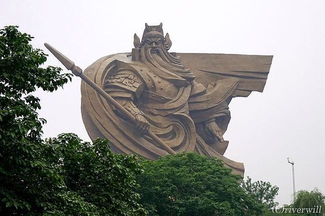 三国志では向かうところ敵なし・忠義に厚い武神・関羽。<br /><br />湖北省荊州は関羽ゆかりの地であり三国志史跡も数多く存在する歴史的な要衝。<br />そんなところに2016年6月、58mもある巨大関羽像が建設されました！<br /><br />▼よろしければこちらの旅行記も併せ得てご覧ください。（写真・コメント豊富）<br />http://tabinomori.com/travel-blogs/asia/china/hubei/<br />