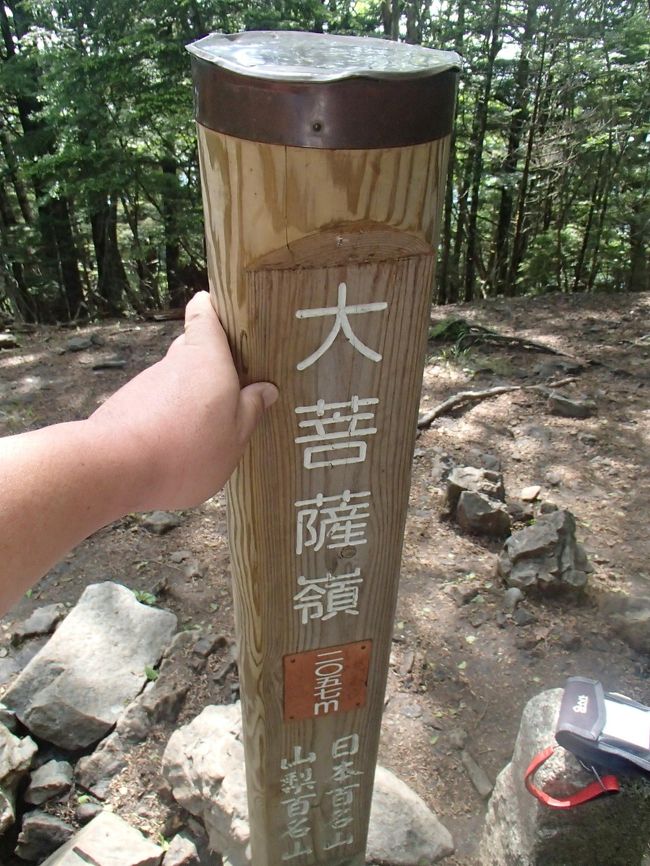 大菩薩嶺（だいぼさつれい）は、山梨県甲州市と北都留郡丹波山村に跨る標高2,057 mの山です。それと、金峰山（きんぷさん、きんぽうさん）は、山梨県甲府市と長野県南佐久郡川上村の境界にある標高2,599 mの山です。この二つの山を登りました。