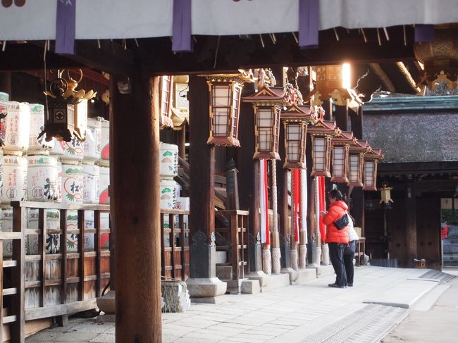 京都冬の旅、４日目は観光協会主催のイベントに参加します。<br /><br />京都千年の心得・「早起きは三文の得！新年のご利益をいただこう、北野天満宮と大将軍八神社正式参拝」と銘打った企画。<br /><br />この企画の参加はＷｅｂでの予約制、神社の正式参拝なのでジーンズは不可。本当の正式参拝は礼服着用ですので、ちょっとゆるい感じです。<br /><br />夜も明けやらぬ早朝に伏見稲荷参集殿を後にして、北野天満宮へ向かいます。<br />