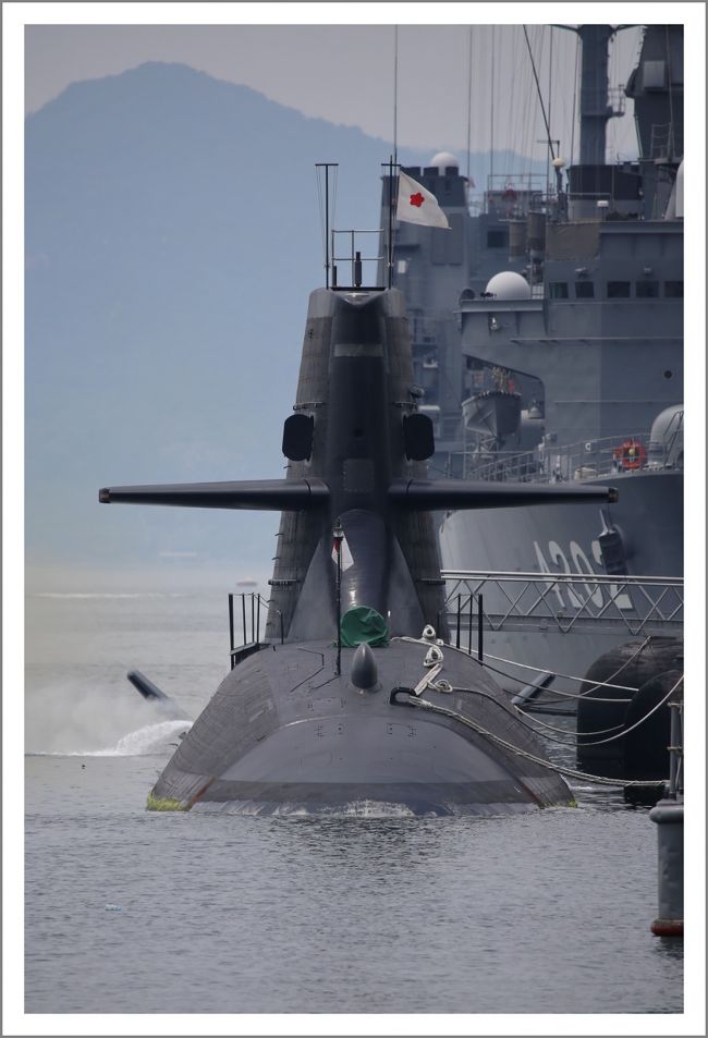 ■国内で唯一、潜水艦を間近で見ることができる呉の潜水艦基地<br /><br />▽呉の潜水艦基地アレイからすこじま／広島県呉市昭和町<br />　国内で唯一、潜水艦を間近で見ることができる公園で、海上自衛隊の潜水艦と護衛艦がイカリを下ろしています。<br />　「アレイからすこじま」の名前の由来は、呉浦にあった周囲３０～４０ｍの「からすこじま（烏小島）」（大正時代に魚雷発射訓練場として埋立）という小島の名称と、英語の小道（アレイ）からきたものです。ここはその昔、呉が海軍の本拠地だったことを偲ばせるエリアです。<br />　また、「アレイからすこじま」に海軍時代のクレーンがモニュメントとして設置してあります。かつて呉港が軍港だった時代、魚雷などの揚げおろし活躍した経歴を持つクレーンです。<br /><br />【　手記　】<br />　このころ（2017.5月－6月）のわたくしはと言うと、お医者さんや訪問看護師さんや介護福祉士さん等の助けを得ながらですが、歩行困難な義母を１日中介護していくような状況が続いていました。<br />　夜中もトイレや部屋で転んだままと言ったことが何度もありましたから、２，３時間おきに起きて無事を確認しては寝るといった生活が続き、慢性の睡眠不足状態に陥っていました。<br />　5月下旬には、東京在住の娘と息子が、今の介護生活をたいへん心配して、わざわざ東京から駆けつけてくれていました。 <br />　I am very tired.  現役のころは体力だけは自信があったのですけれども、年齢には勝てなくなりましたネ＾＾；マジで疲れ果てておりました。<br />　今回も異様に膨らんだストレス発散の意味もあって、またまた買い物ついでに、呉の潜水艦基地「アレイからすこじま」までドビューンと走って参りました。多少でもストレスが発散できたかな。<br />　訪問看護師さんに来ていただいているときに、数時間ではありますが、自由な時間が持てるので、介護の合間を縫って、外出（買い物）することが可能だったのです。<br />　なお、当旅行記は残りファイルが山積しているので5月29日分と6月01日分を圧縮して合体したものになっています。<br /><br />【　近況　】 2017.07.07<br />　ここ10年で、12回ほど入院した義母、これまで何年もずっと世話をしてきましたが、残念なことに限界が来てしまいました。とうとう介護施設に入ることになりました。日本の高齢化社会の現実をＴＶでもやっていましたが、高齢者が超高齢者の面倒を見ていく生活、老々介護なんてたいへん難しいことです。<br />　先日、諸手続き・引っ越し等すべてのお役目が完了し、無事に義母を老人ホームへ入所させることができました。（2017.07初旬に全て完了）<br />　整備された医療介護の環境の中で生活できるので一安心しているところです。長かった介護の生活からやっと解放されました。<br />
