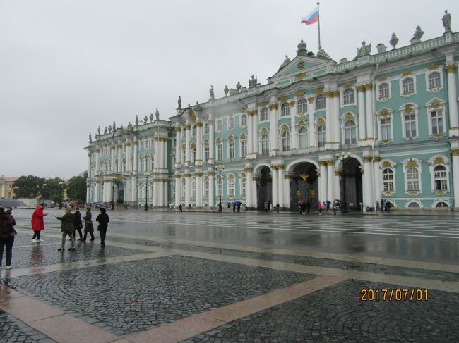 日本を出てから三日目、サンクトペテルブルク観光の二日目です。<br />今日は下船してからバスで市内観光をした後、エミルタージュ美術館をメインに観光します。<br />エミルタージュ美術館はピョーテル大帝の冬の宮殿、大小エミルタージュ、エミルタージュ劇場の建物群から構成されています。<br />現在は帝政ロシアの皇帝の御所として使われた豪華な建築物と世界中に知れ渡る美術品のコレクションを持つ美術館として公開されています。