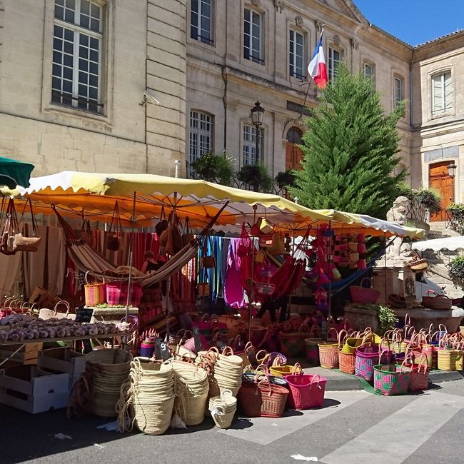 夏休み家族旅行<br />フランスのプロヴァンスで10日間の夏休み。可愛い村を訪ね、素敵な一軒家でリラックス、リフレッシュしてきました。アプトの丘の家を拠点に、リュベロンの村と自然を満喫しました。<br />プロヴァンスは蝉がいて、少し日本の夏を思い出しました。ちょうどラベンダーの季節で、畑もきれいでした。どこも素敵な村、町ばかり。<br /><br />使用空港:マルセイユ=プロヴァンス空港<br />そこからレンタカー<br /><br />訪問地：<br />アプト、サン＝サトゥルマン＝レ＝アプト、ルールマラン、ラコスト、ゴルド、フォンターニュ・ド・ボークリューズ、ボニュー、エクス・アン・プロヴァンス、ソー、ヴァントゥ山など