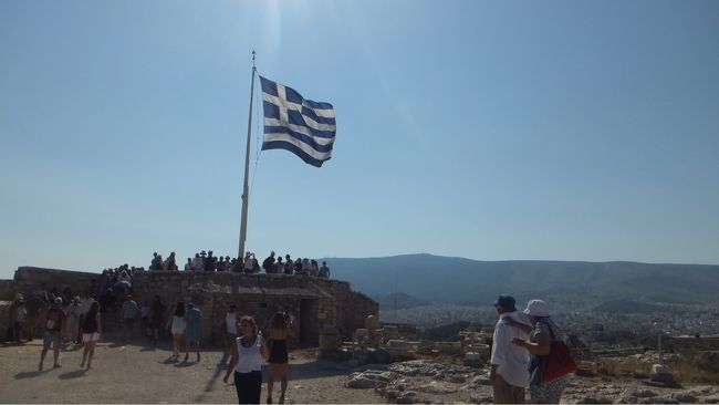 ギリシャ旅行7日目！いよいよ最終日になりました。<br /><br />この日の夜の便で帰国の途につかねばなりません。<br />最終日は、アテネでの観光の目玉であるアクロポリスへ<br />行ってみます。<br /><br />ギリシャ神話や神殿に興味が深いわけではなく、ガイドブックを<br />読んでみてもイマイチ内容が頭に入ってきませんでしたが、<br />実際行ってみると、予想以上に行ってみる価値あり！<br /><br />多くの観光客を魅了するスポットだということに納得できる<br />観光地でした。<br /><br />最後のランチをアテネで楽しみ、順調に進んだこのギリシャ旅<br />も静かに幕を下ろしました。<br /><br />[旅程]<br />☆2017/7/2(日)<br />　　22:00 成田空港発　- 翌3:40 ドバイ空港着<br /><br />☆2017/7/3(月)            ⇒旅行記①<br />   オールドドバイ散策<br />　16:20 ドバイ空港発 - 20:35 アテネ空港着<br /><br />☆2017/7/4(火)　 <br />　7:15 アテネ空港発-8:00 サントリーニ空港着<br />  フィラ＆フィロステファニ散策<br />  イアの街散策    ⇒旅行記②<br /><br />☆2017/7/5(水)　 <br />   サントワイナリー探訪<br /><br />☆2017/7/6(木)　⇒旅行記③<br />  サントリーニ島からパロス島へフェリー移動<br />  パリキアの街散策<br /><br />☆2017/7/7(金)⇒旅行記④<br />  アンティパロス島で街散策＆ビーチで静養ww<br />   パロス島第2の街、ナウサ散策<br /><br />☆2017/7/8(土)⇒旅行記⑤<br />  9:05 パロス空港発-9:45 アテネ空港着<br />  アテネ市内散策 ＆リカヴィトスの丘<br /><br />☆2017/7/9(日)⇒旅行記⑥<br />アクロポリス<br />　　18:05アテネ空港発　　- 23:35 ドバイ空港着<br />　　翌2:40 ドバイ空港発- 17:35 成田空港着