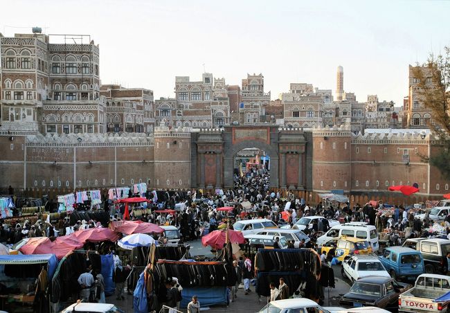 夕暮れのバーバルマヤン。イエメンの首都サナア旧市街の中心で、イエメンが凝縮されている。2007年のイエメン旅行の後半は、サナア近郊の町を幾つか巡った。<br />