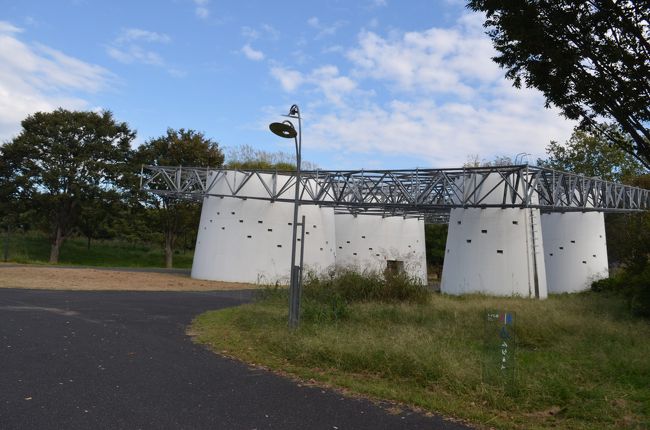 立川駅に隣接して巨大な国営公園があります。元の米軍立川基地が返還された後、国営公園として返還されたものです。道路を挟んで向かい側には、広大な未利用地が広がっています。国語研究所（国研）に向かいながら、不思議に思っています。