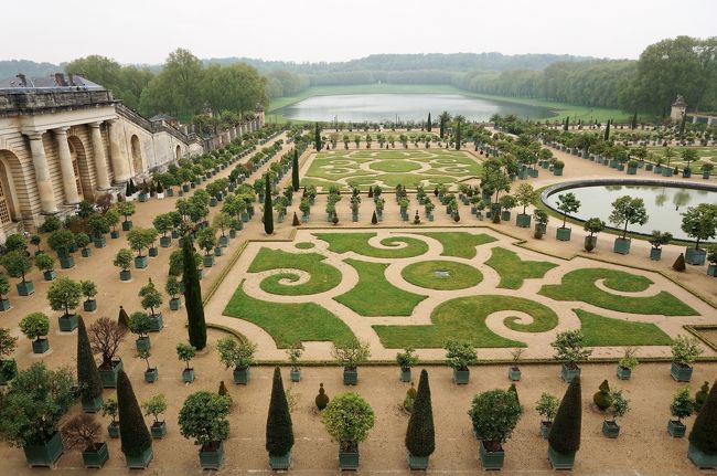 2017年5月6日（土）<br /><br />両親の足跡を辿るのが目的のドイツ・フランスの旅。<br />いよいよ、この旅行のメインイベント、ヴェルサイユ宮殿観光です。<br /><br />歴史に疎いぶどう畑、しっかり説明を聴きたいと、パリ発半日ツアーに参加しました。<br /><br />宮殿に着くと開館前なのに、長～い入場の列が…。<br />それがツアーは、別の入口から入れたのです！（^o^）/<br />混み合った宮殿内を右往左往することなく、ガイドさんの説明にフムフム。<br /><br />庭の見学はほんのわずかな時間でしたが、あいにくの天気です、次回は噴水のショーも観てと、先のお楽しみがまた1つ増えました！<br /><br />（旅行期間：2017年5月3日～5月13日）