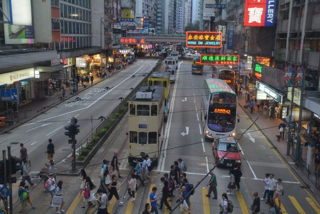 今回で9回目の香港です。<br />ここ三年は毎年夏になると香港へ行っています。<br /><br />今年はJALの特典航空券でチケットが取れたので、webサイトからホテルを予約しました。<br />三泊四日の日程で一人2万円ちょいの安い旅行です。<br />でもけっこう内容の濃い旅ができたかなーと自負しています。<br /><br />毎回意識して行ったことのない新しいレストランを訪ねることにしています。<br />その中でリピしたいと思えるレストランなどに巡り合えるのは2割くらいでしょうか。<br />しかし今回は新たに2か所のレストランに行きましたが、二軒共にリピ決定です。<br /><br />そのうちの一軒はアルゼンチンビーフのお店です。日本では馴染みがありませんが、世界的にはアルゼンチンビーフというのは有名で、しかもとても高い評価を得ています。<br />それと合わせてワインも有名だとか。実際に飲んでみるとそのクオリティの高さにびっくりです。<br />まだまだ知らないことはいっぱいあります。今回の旅行で体験できたことは本当によかったと思います。<br /><br />日本から香港への旅行者は多いと思いますが、少しでもこれから香港へ行かれる方のお役に立てばと思い旅行記を書こうと思いました。<br /><br /><br /><br />