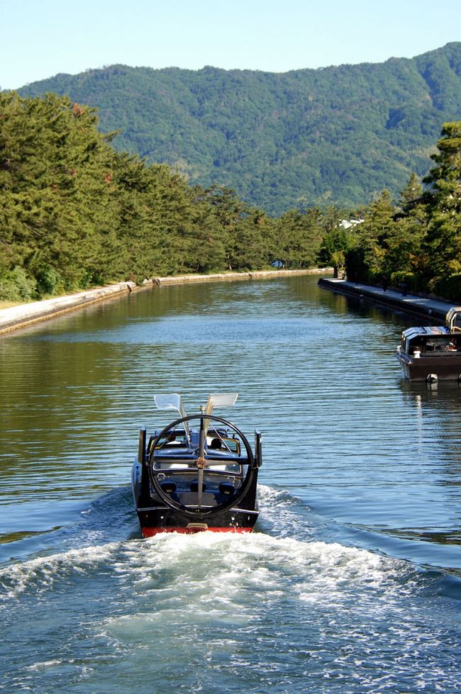 山から下りてきて、車で天橋立の根っこ部分まで移動しました。<br />ここは、３年前の夕日ヶ浦行きで、帰る時に立ち寄っていたので直ぐに判りました。<br />（3年前の旅行記→http://4travel.jp/travelogue/10926475／http://4travel.jp/travelogue/10927669）<br /><br />土産店での買い物が、思ったよりも長引き、ウロウロし疲れたので、海縁のカフェで休んでいたら、廻旋橋が動き始めたので、カメラでビデオ撮影したり。今回も、シャガ群生地訪問時に載せたのと同様に、YOUTUBEでアップした動画も付けておきました。<br /><br />久々の家族旅行は、最後に楽しみにしていた夕陽と食事でクロージングを迎えますが、まぁ、今回選んだ宿泊施設では、色々有りましたね。