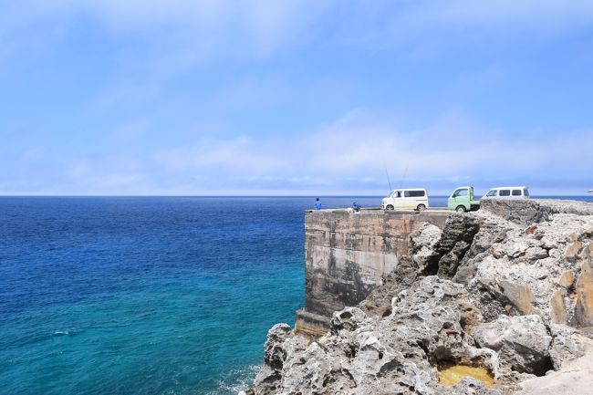 沖縄本島の東部に大東諸島があり、北と南に分かれています。<br />その内の今回は、「北大東島」を訪れました。この島の開拓者は沖縄県外の人で<br />沖縄本島と歴史・文化が少し違います。また、島の周囲は断崖絶壁で島なのに砂浜がありません。島一周全てが「万座毛」みたいな感じです。<br />そんな北大東島を紹介します。。。<br /><br /><br />【日程表・1日目】<br /><br />①中野ビロウ林<br />②長幕崖壁<br />③ﾁｬｰﾀｰ船で島を一周<br />④西地区緑地（夕日を見る）<br /><br />【日程表・2日目】<br /><br />⑤燐鉱石貯蔵庫跡<br />⑥西港<br />⑦黒部崎<br />⑧北港<br />⑨沖縄海・沖縄最東端の碑<br />⑩江崎港<br />⑪上陸公園<br />⑫塩見橋<br />⑬赤池<br />