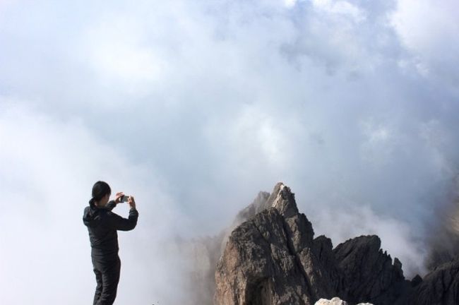 現地の山岳ガイドに案内してもらう、グロースヴェネディガー周辺のハイキング旅。<br /><br />6日目はイタリアから続くドロミテ　Dolomite。行ったのは、イタリア内ではなく、オーストリアのドロミテです。<br /><br />今回のお宝ツアー詳細は以下を参照ください。<br />http://etour.web.fc2.com/201608austria.html<br /><br />今日はドロマイトとよばれる変わった岩石でできた山。奇岩の山です。<br />Hochstadel山頂に行く道は２つあり、険しいほうを登ってなだらかな方から降りました。<br /><br />今までの山とは違う、本当に変わった形の山々。<br />今日も相変わらずの絶景でした。<br /><br />前日５日目の様子はこちらです。<br />http://4travel.jp/travelogue/11260425