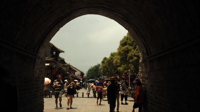 チケットを取ったはいいが雨季真っ只中の旅行となりました。雨季の麗江大理の楽しみ方？！見つけたいものです。<br /><br />以下は予定です。<br />●7/13 の予定<br />羽田国際線クリニックで薬もらう<br />15:40羽田  →広州2時間→ 23:55昆明 <br />昆明空港付近に宿泊<br />●7/14 金 の予定<br />東方エアで10:15 に大理に着<br />路線バスを乗り継いで2時間かけて大理古城へ行く<br />12:00大理古城着<br />大理古城と、足をのばしてチャリで喜州にいきたい<br /> ホテル:大理<br />↑ここまでが本旅行記<br />https://i.4travel.jp/travelogue/show/11260459<br />●7/15 土 <br />10時高速バスで麗江へ<br />ホテル:麗江<br />↑ここまでが旅行記②<br />https://i.4travel.jp/travelogue/show/11262398<br />●7/16 日<br />?茶馬古道、長江（チャリ）<br />?21:00麗江空港発<br />?21:55昆明空港着<br />昆明空港付近泊<br />●7/17 月<br />?五時チェックアウト<br />?7:30昆明発<br />10:30成都国際空港発<br />17:55 成田<br />↑ここまでが旅行記③<br />https://i.4travel.jp/travelogue/show/11262398<br />お土産<br />雲南コーヒー<br />ハニ族豆?滓<br />雲南ハム<br />鮮花餅<br />チベットビーズ<br /><br /><br /><br />