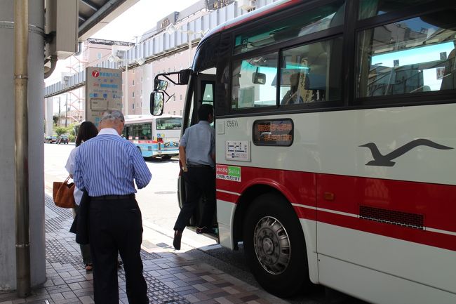 今更ですが・・・羽田空港へのアクセスバスに注目してみました。<br />公共交通での羽田アクセスはモノレールに京急線がメイン。バスも路線が増えて便利・・・<br />神奈川在住で京急線沿いということもあり、ほとんどの場合、京急の電車を利用しているが・・・以前は横浜からのバス利用がメインだった。<br />時間によっては、補助いすを使用することもある混雑路線だった。<br />ただ、電車の定時性は魅力で、バスの利用が減っているのは事実。<br /><br />今回は大船からだが、途中、湾岸線を経由するため、横浜の景色を楽しみながらの１時間だった。<br />やはり、バスも捨てがたい・・・