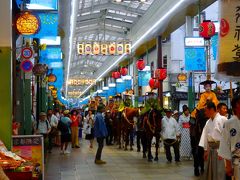 祇園祭おむかえ提灯　寺町商店街アーケードの下を練り歩く