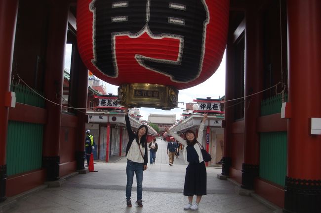 東京都台東区（たいとうく）浅草（あさくさ）浅草寺（せんそうじ）の近辺を散策しました。<br />まずはホテルから「奥山おまいりまち」通りを浅草寺方向へ…<br />浅草寺境内には、奥山（新奥山）の記念碑群がありました。<br />あるわあるわ記念碑の乱立。<br />読めない・読みづらい説明文は読む気がしない。<br /><br />本堂の次は定番の仲見世へ･･･昭和の時代に浅草で活躍した「エノケン」の東京節の曲を聴きながら見て下さい。<br /><br />表紙の写真は東京の友達（左側）に会いに来た大阪の女性（右側）早朝７時に雷門（かみなりもん）見学です。<br /><br />どうして「雷門（かみなりもん）」と言うのでしょうか？<br />答えは後ほどで…<br /><br />「ネットへ写真載せても良いですか？」ＯＫを頂きました。<br />