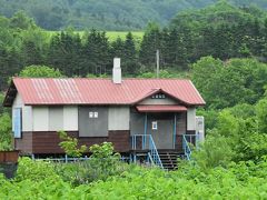 緑の牧草地とオホーツク海沿いに走った「宗谷の天北線」（北海道）