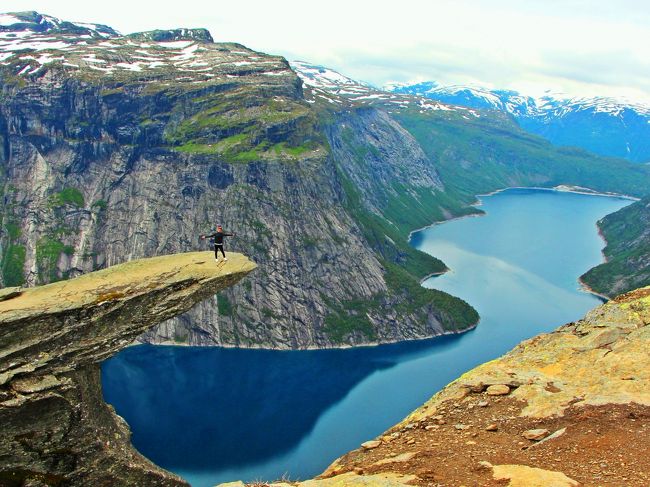 トロルの舌で愛を叫ぶ☆ガイドブックにはない絶景 - Crazyな10時間トレッキング：Trolltunga【Fjord（フィヨルド）ドライブ1300km-1】 