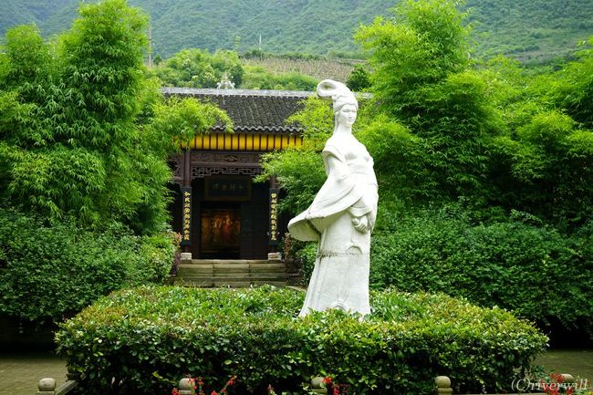 2016年に世界遺産に登録されたばかりの中国・湖北省西部にある神農架(しんのうか)。<br /><br />中国唯一の「林区」指定保護区であり、かつ<br />あの未確認生物・野人伝説が眠る神農架は<br />日本人が知らない魅力が詰まった観光名所です! <br /><br />今回はツアーの内容が濃すぎるので<br />6つのログブックに分けてお届けしようと思います。その第一弾 昭君村です。<br /><br />▼よろしければ、詳細はこちらの旅行記も併せてご覧ください。(写真とコメント豊富です)<br />http://tabinomori.com/travel-blogs/asia/china/hubei/<br />