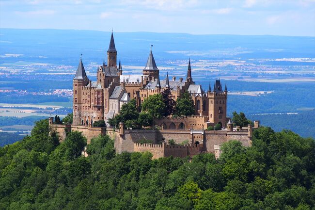 2017欧州旅行 4日目<br />この日からイギリス、フランスに続いて3カ国目のドイツに入ります。<br />今日はこの旅を通しての主目的のひとつ、ホーエンツォレルン城を訪れます。<br />ドイツといえばノイシュヴァンシュタイン城があまりにも有名ですが、その他にも素晴らしい城が多いと思います。<br />日本百名城を攻略中の身としてはドイツの名城も攻略しておきたいものです。<br />今回のドイツ周遊では他にも何ヶ所か城を訪問する予定です。<br /><br />ANAファーストクラスと欧州鉄道の旅 1日目<br />http://4travel.jp/travelogue/11260279<br />ANAファーストクラスと欧州鉄道の旅 2日目<br />http://4travel.jp/travelogue/11260370<br />ANAファーストクラスと欧州鉄道の旅 3日目<br />http://4travel.jp/travelogue/11260761<br />ANAファーストクラスと欧州鉄道の旅 4日目<br />http://4travel.jp/travelogue/11260902<br />ANAファーストクラスと欧州鉄道の旅 5日目<br />http://4travel.jp/travelogue/11261009<br />ANAファーストクラスと欧州鉄道の旅 6日目<br />http://4travel.jp/travelogue/11261280<br />ANAファーストクラスと欧州鉄道の旅 7日目<br />http://4travel.jp/travelogue/11261343<br />ANAファーストクラスと欧州鉄道の旅 8日目<br />http://4travel.jp/travelogue/11261359<br />ANAファーストクラスと欧州鉄道の旅 9日目<br />http://4travel.jp/travelogue/11261369<br />ANAファーストクラスと欧州鉄道の旅 10日目<br />http://4travel.jp/travelogue/11261373