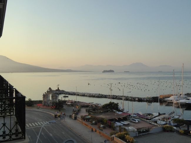 6月21日-7月12日の22泊24日、イタリア　プーリア州へ行きました♪<br />観光・グルメ・海水浴をたっぷりと楽しんできました♪<br /><br />☆Ｖｏｌ３：第２日目（６月２２日）ナポリ♪<br />「グランド・ホテル・サンタ・ルチア」ジュニアスイートルームに気持ちよく目覚め。<br />窓から朝の風景を眺めて。<br />夏の風景は美しい。<br />豪華客船が静かにベヴェレッロ港へ進んでいく。<br />静かにゆっくりと眺める。<br />朝食はお馴染みの0階の朝食ルーム。<br />美味しいナポリの名物スフォリアテッラを頂く。<br />朝食を頂いたら、<br />出発までに朝の散歩を♪<br />