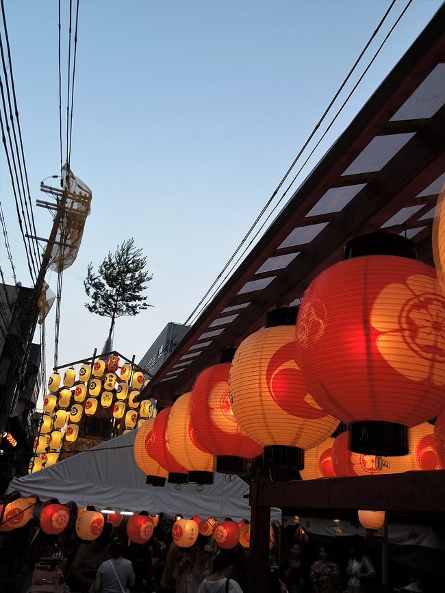 今年は山鉾巡行にはいけないので宵山にいって来ました。<br /><br />動いている鉾もいいですが宵山も大変良かったです。<br /><br />午前中から来ていたので昼は周辺の人気スポットを巡り<br /><br />夕方に再び戻って来ました。<br /><br />最後に大変贅沢な体験ができ良い思い出になりました！<br /><br />贅沢な体験（動画）は最後です！<br /><br />過去の巡行は此方でどうぞ。↓↓<br />http://4travel.jp/travelogue/11106277