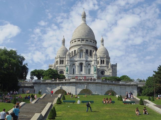 7月12日から8月3日まで、フランス・ベルギー・ドイツを回ります。<br />長期の旅行中です。毎日毎日たくさんの経験をしているので、どんどん忘れてしまいそう！！<br />忘備録を兼ねて1日1枚ずつ写真をUPし、最終的に旅行記ができたら、この旅行記は目次にする予定です。<br />ーーーーーーーーーーーーーーーーーーーーーーーーーーーーーーーー<br />８月３日<br />テロにもスリにも遭わず、無事帰国しました。<br />３週間撮りためた写真と、たくさんの資料、頭の中の記憶、どうやって旅行記にまとめよう・・・？　とにかく忘れないうちに作成して行きます。<br /><br />ーーーーーーーーーーーーーーーーーーーーーーーーーーーーーーーーーー<br />１０月１９日<br />やっと旅行記の作成が終わりました。長かった～<br />これでやっと次の旅行の計画できると思ったとたんに、この時に組み込めなかったサンクトペテルブルクへのツアーを決めてしまいました。