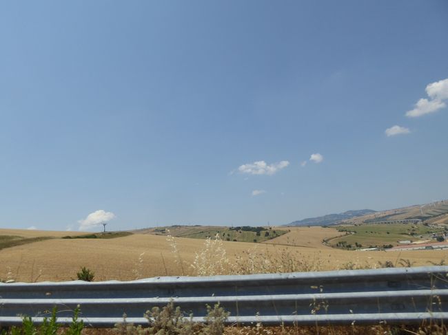 6月21日-7月12日の22泊24日、イタリア プーリア州へ行きました♪<br />観光・グルメ・海水浴をたっぷりと楽しんできました♪<br /><br />☆Vol6:第2日目(6月22日)ナポリ→モンテヴェルデ♪<br />10時に「グランド・ホテル・サンタ・ルチア」をチェックアウト。<br />プーリア州ブリンディシのサルバトーレさんがやってきた。<br />1か月半ぶりに再会。<br />陽気に挨拶を交わしてハグする。<br />颯爽とベンツに乗り、<br />大好きなプーリア州へ。<br />高速道路に入り、<br />優美なヴェスビオ火山に別れる。<br />カンパニア州奥地へ走る。<br />高速道路から下りて<br />山道を走る。<br />遠くにモンテヴェルデが見えてくる。<br />その遠景は美しい。<br />間もなく到着♪