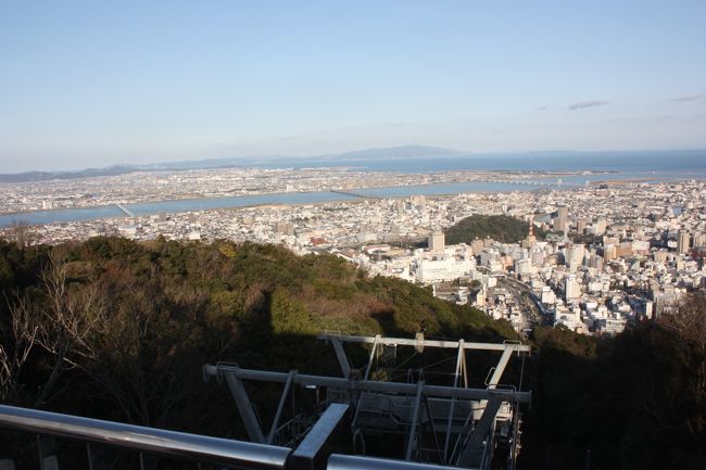 2016年の冬休み、フェリーに乗り、徳島と鞆の浦に両親を連れて行きました。<br />オーシャン東九フェリーの新造船は快適でしたが、鞆の浦では雨に降られ、今ひとつの旅でした。<br />その3は、眉山と徳島市街散策編です。<br /><br />その1 出発とオーシャン東九フェリー乗船1日目編http://4travel.jp/travelogue/11257569<br />その2 オーシャン東九フェリー乗船2日目と徳島上陸編http://4travel.jp/travelogue/11258912