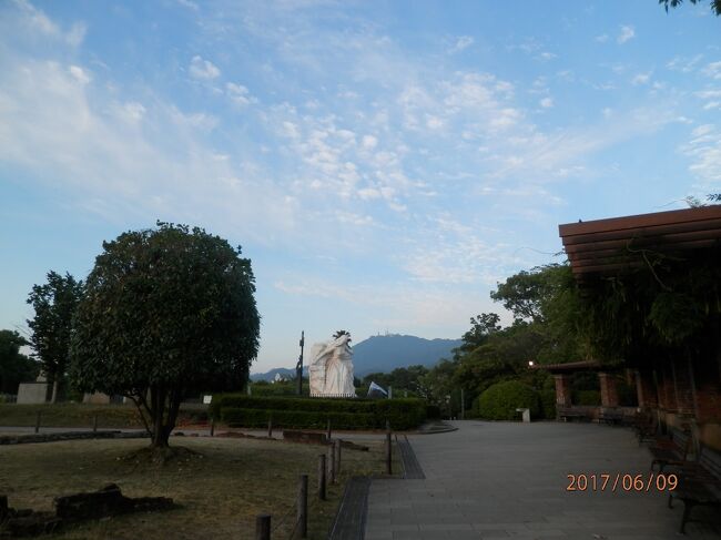 9金曜3日目1あさ平和公園平和公園<br />写真は３日間のあさ6時過ぎ。毎朝の雲が違う。平和公園に近いホテルを見つける。また長崎に来る時があるかなぁ。犬を連れた散歩の方が、私たちの他に数人。少し歩くと看板の多さに気付く。もうそこら中が観光地！！というのが分かる。<br />３日目９日；ホテル～平和公園～ホテル～長崎港～軍艦島～出島～長崎港～ホテル<br />４日目１０日土曜；ホテル～平和公園～ホテル～孔子廟～グラバー園～シーボルト記念館～電停新中川町～電停築町～ホテル<br />７日目１３日火曜；ホテル～平和公園～ホテル～中島川沿い～眼鏡橋～商店街～電停思案橋～電停長崎駅まえ～映画鑑賞～長崎空港へ～セントレア<br />長崎はシーボルトが目的。聞いた人はなんで？という感じで首をかしげる。名古屋博物館で見たばかりだからなんだけど。<br />往ANA３７１便名古屋発０７３５ー０９００長崎着搭乗口１０番７E/７F<br />復ANA３７４便長崎発２００５－２１２５名古屋着搭乗口５番２２J/２２K<br />宿泊は出島の湯ホテルドーミーイン長崎に６泊。ホテルの夜食サービスは２１３０－２３００<br />今度長崎に来るときはここにしよう。「長崎シティホテル　アネックス３」は平和公園に歩いて行ける。