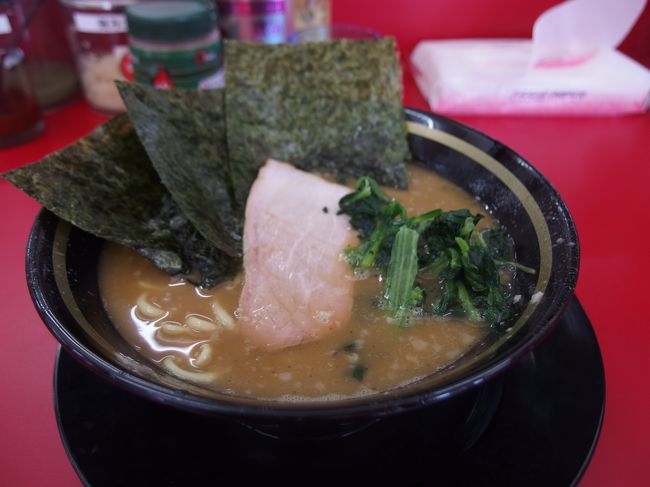 ２０１７年７月７日、王道いしいで家系ラーメンを食べました。４９０円＋半ライス６０円で５５０円です。店の方が間違えて、普通ライスを出してくれました。ラーメンの味は薄味と言いましたが、結構濃いです。今度は超薄めとか頼んでみようかな。それ以外はお得で美味しいラーメンでした。ラーメンの後は、酒を買いに行きました。金曜日でしたが、充実した日でした。