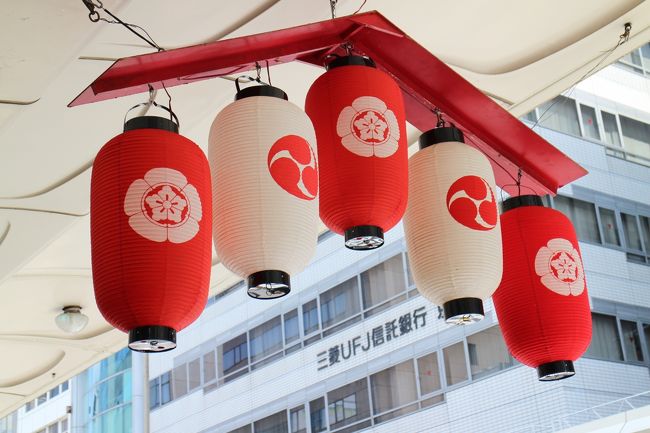 今年も祇園祭の季節がやってきた。本来の祭りは長期の日程で行われるが、やはり山鉾巡行には注目が集まる。<br />山鉾巡行は素晴らしいが、真の祭りの楽しさは宵山にあるのでは？<br /><br />今回は、八坂庚申堂をスタートし、百鬼夜行展が始まった高台寺、夏の旅特別公開中の大雲寺を巡る。ちょうどこのルート沿いに、7月にオープンした町家スタバがあるので、立ち寄る・・・<br /><br />そして本命の祇園祭宵山、各山、鉾を訪ねる。数年前から始まった御朱印も人気のようで、各所で行列ができていた。<br /><br />京都の誇る伝統文化に触れ、素晴らしい調度、美術品を見て・・・<br />それにしても、4トラの旅行記では表せない、祇園ばやしの音色・・・<br />人々の姿・・・<br /><br />ものすごい混雑だが、それもまた味わい・・・暑い、熱い京都・・・<br />ぜひ体験してください・・・<br /><br /><br />＊個人的感想です・・・祇園祭の詳細は関連HPが各種ありますので、そちらを・・・<br />それぞれの山鉾で、いろいろな取り決めもありますので、よくお話を・・・<br />人が写った写真や文化財、調度などの写真は避けました。<br />ただ、人がいてのお祭り、真意は伝わらないかもしれませんが・・・