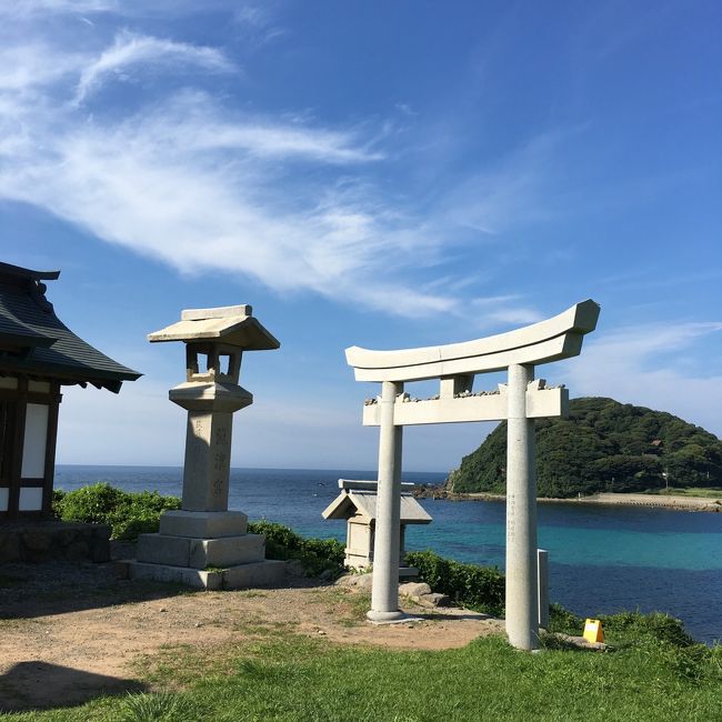 2017年7月9日、ポーランドのクラフクで開かれていたユネスコの世界遺産委員会で、神宿る島・沖ノ島の世界遺産登録が決定しました！<br />当初、日本が推薦した構成遺産のうち4つしか認められない可能性が高かったですが、一転して8遺産全てが認められました！<br />4つだけしか認められていなかったら、普通の人はほぼ行けないという事でした。<br />今回は、大島にある沖津宮遥拝所から、なんとか沖ノ島が見ることが出来ないものか？勝負をかけて登録後すぐの週末、早速行ってきました！<br />