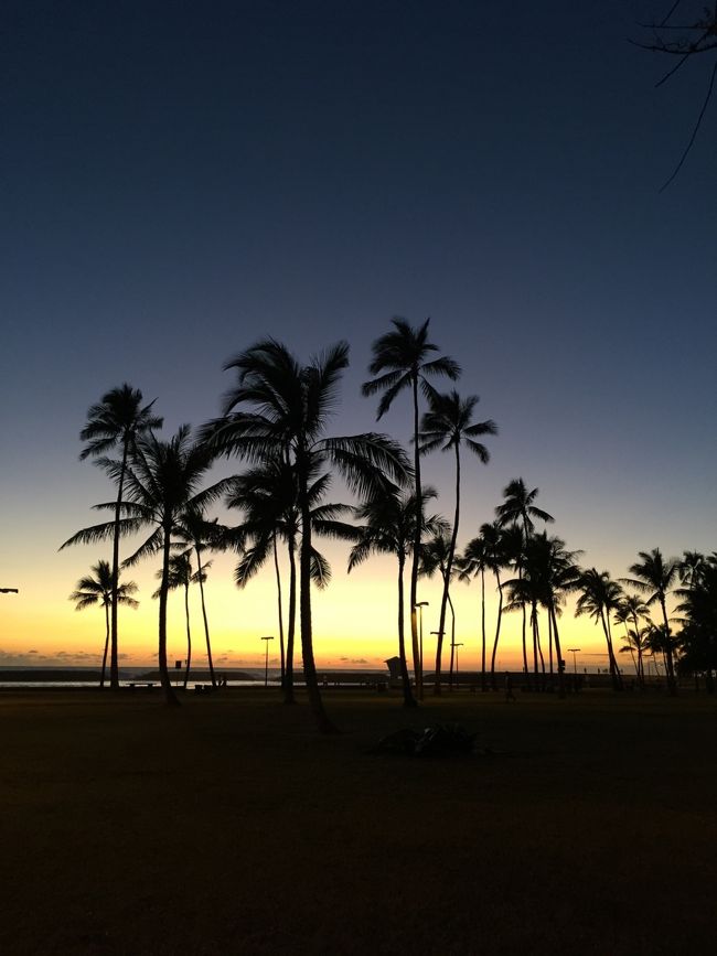 Hawaiiどうしても行きたくなり、正月明けの3連休に1日お休みを頂き、Hawaiiへ!!<br />3泊と少し短いですが…行けるだけで満足です^ ^<br /><br />妻から「普段の節約生活からより節約生活」と言われ…しっかりしてます。。<br /><br />今回のテーマ「サンセット」<br />妻に「Hawaiiでサンセットをゆっくり見たい」とリクエストしたところ「ok」と…!!<br /><br />2016年1月9日～12日<br />【航空機】<br />デルタ航空 プレミアムエコノミー<br />【ホテル】<br />オアフ島：シェラトン・プリンス・カウラニ<br />