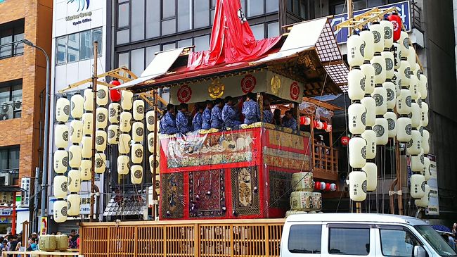 祇園祭　前祭(さきまつり)宵々山<br /><br />一度体験してみたかった『祇園祭』<br />日程が合わず、今回は前祭宵山に来ました。<br /><br />23基の山鉾が四条通りを中心に立ち並んでいます。<br />訪れた15、16日は歩行者天国となり、山鉾鑑賞やたくさんの露店を楽しみました。<br /><br />次回は山鉾巡行をぜひ見に来ようっと！！<br />