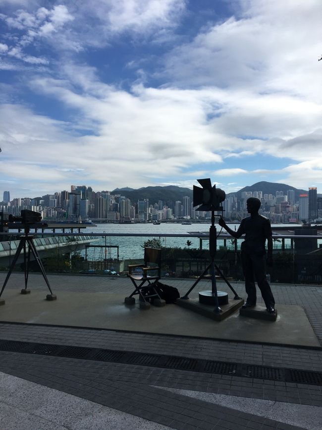 どういうわけか香港熱が高まっていた私NN。<br />情報収集をしていたところ、ジェットスターのセールが始まることをキャッチ。<br />すかさず有給休暇申請&amp;夫の了承を得て初香港へ。<br /><br />2016/11/23<br />NRT→HKG<br />ザ ペニンシュラ香港泊<br />2016/11/24<br />カオルーン シャングリラ 香港泊<br />2016/11/25<br />カオルーン シャングリラ 香港泊<br />2016/11/26<br />HKG→NRT<br /><br />※往復ともに空港やら機内の写真が全くない…。<br />往路は途中から隣（日本の方ではない）がイヤホンなしで動画を見始め、さすがに注意しちゃいました。文化の違いなのかもしれないけど私もう一眠りしたいんだよ！