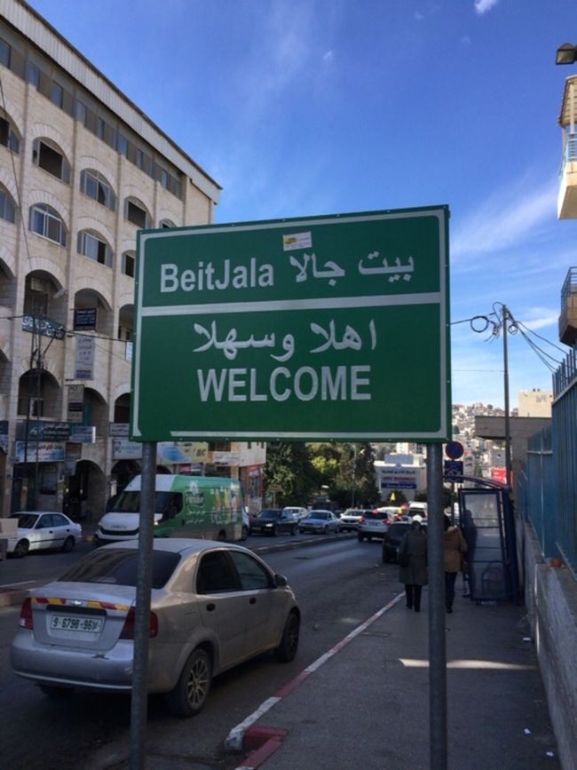 前回、シリア・レバノン・ヨルダン・イスラエルを回ったけど、今回はもちろんシリアレバノンは回れず、代わりにパレスチナ自治区へ入ることが可能になっていたので行ってみた<br /><br />年明けすぐだからなのか、メインストリートがカオス的人間の多さでびっくり<br /><br />