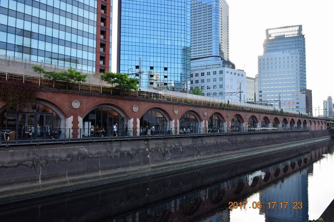 後半は新橋に移動して銀座に残された唯一の鉄道踏切や、日本最初の駅である新橋駅、旧万世橋駅跡などを巡ります。<br /><br />■旅行記：都内鉄道遺構巡りコース<br /><br />東京都内に現存する鉄道遺構巡り　＜前編：亀戸～豊洲編＞<br />http://4travel.jp/travelogue/11260980<br /><br />（前編）<br />亀戸緑道公園⇒堅川人道橋前砂町線廃線跡⇒堅川河川敷公園現役貨物線鉄道橋⇒北砂緑道公園小名木川駅跡⇒小名木川ＪＲ越中島支線鉄道橋⇒豊洲晴海橋梁⇒豊洲運河の橋梁の橋脚⇒三ツ目通り前の東京都港湾局専用線廃線跡<br /><br />＜前編旅行記：亀戸～豊洲編＞<br />http://4travel.jp/travelogue/11260980<br /><br /><br />（後編）<br />銀座に残された唯一の鉄道踏切信号機⇒旧新橋停車場鉄道歴史展示室と復元駅舎⇒旧万世橋駅跡⇒鉄道歴史展示室<br /><br /><br />■過去の東京散策旅行記<br />【東京散策1】 江戸東京博物館～改修中の浅草寺<br />http://4travel.jp/travelogue/10899215<br />【東京散策2】 3連休の真ん中に柴又散策に出掛けました<br />http://4travel.jp/travelogue/10869090<br />【東京散策3】 葛飾区亀有　こちら亀有公園前派出所の両さん像巡り<br />http://4travel.jp/travelogue/10870813<br />【東京散策4】 出張ついでの…#20 (^^ゞ 小金井市の江戸東京たてもの園<br />http://4travel.jp/travelogue/10876566<br />【東京散策5】 出張ついでの…#22 (^^ゞ 昭和レトロな青梅宿<br />http://4travel.jp/travelogue/10888758<br />【東京散策6】 都内最大規模の再開発都市 汐留シオサイト イタリア街散策<br />http://4travel.jp/travelogue/10933284<br />【東京散策7】 佃煮発祥の地　中央区 佃島<br />http://4travel.jp/travelogue/10935054<br />【東京散策8】　もんじゃ焼の店だらけの 月島<br />http://4travel.jp/travelogue/10935142<br />【東京散策9】　1970年までは可動橋だった勝鬨橋と勝どき散策<br />http://4travel.jp/travelogue/10935331<br />【東京散策10】　活気あるセリが見れなかった日中の静寂な築地市場<br />http://4travel.jp/travelogue/10937066<br />【東京散策11】 東京ベイエリアの夜景スポット晴海埠頭<br />http://4travel.jp/travelogue/10937408<br />【東京散策12】 皇居半蔵門～反時計周りで平清盛の首塚までを散策<br />http://4travel.jp/travelogue/10963784<br />【東京散策13】 昔ながらの街並みとネコの谷根千 谷中散策<br />http://4travel.jp/travelogue/10970609<br />【東京散策14】 浜離宮恩賜庭園に行ってみました<br />http://4travel.jp/travelogue/10976031<br />【東京散策15】 離島への出発港の竹芝桟橋<br />http://4travel.jp/travelogue/10976618<br />【東京散策16】 羽田空港国際線ターミナル内にある江戸小路<br />http://4travel.jp/travelogue/10983716<br />【東京散策17】 お台場のデックス東京ビーチにある昭和レトロな台場一丁目商店街<br />http://4travel.jp/travelogue/10988297<br />【東京散策18】 三田の幽霊坂と日本のサクラダファミリア蟻鱒鳶ル（アリマストンビル）<br />http://4travel.jp/travelogue/10989846<br />【東京散策19】 上野恩賜公園を散策しました<br />http://4travel.jp/travelogue/10991205<br />【東京散策20】 サザエさんの桜新町を散策<br />http://4travel.jp/travelogue/10994084<br />【東京散策21-前編】 春の隅田川テラスを歩く　築地～両国橋<br />http://4travel.jp/travelogue/10997499<br />【東京散策21-後編】 春の隅田川テラスを歩く　蔵前橋～千住汐入大橋　<br />http://4travel.jp/travelogue/10998918<br />【東京散策22】 日本一の調理専門商店街のかっぱ橋道具街<br />http://4travel.jp/travelogue/11001611<br />【東京散策23】 年中混雑している浅草界隈をぐるっと散策しました<br />http://4travel.jp/travelogue/11001838<br />【東京散策24-1】5月場所前の相撲の町、両国界隈を散策しました<br />http://4travel.jp/travelogue/11007581<br />【東京散策24-2】携帯電話の歴史と進化がわかるＮＴＴドコモ歴史展示スクエア<br />http://4travel.jp/travelogue/11007512<br />【東京散策24-3】東京の悲惨な時代を物語る関東大震災や東京空襲を追悼する横網公園<br />http://4travel.jp/travelogue/11009692<br />【東京散策25】 のらくろ商店街の森下と清澄白河の深川江戸資料館<br />http://4travel.jp/travelogue/11007979<br />【東京散策26】ウルトラ兄弟が街中に溢れる祖師谷ウルトラマン商店街とTOHOスタジオ<br />http://4travel.jp/travelogue/11017020<br />【東京散策27】東京大空襲の戦火を免れた失われつつある戦前の建物が残る墨田区京島<br />http://4travel.jp/travelogue/11017605<br />【東京散策28】100周年の歴史とビューポイントからの昼と夜の東京駅<br />http://4travel.jp/travelogue/11019091<br />【東京散策29-1】ひこにゃんのモデルにもなった招き猫(=^・^=)さんだらけの世田谷豪徳寺<br />http://4travel.jp/travelogue/11021734<br />【東京散策29-2】カラフル電車が走り、環状7号線と交差点クロスがある東急電鉄世田谷線<br />http://4travel.jp/travelogue/11021790<br />【東京散策29-3】鉄道模型がオーダーを運んでくる鉄道ムードのカレー店 ナイアガラ<br />http://4travel.jp/travelogue/11021955<br />【東京散策30-1】東京スカイツリー駅から2駅の東向島駅直結の墨田東武博物館<br />http://4travel.jp/travelogue/11022983<br />【東京散策30-2】紫陽花やたくさんの季節の花が咲く向島百花園<br />http://4travel.jp/travelogue/11023596<br />【東京散策31】都会の秘境駅 市場前駅と建設中の豊洲新市場周辺散策<br />http://4travel.jp/travelogue/11025677<br />【東京散策32】勝ち組が集まる六本木ヒルズに負け組(^_^;)が行ってみた &lt;(_ _)&gt;<br />http://4travel.jp/travelogue/11026541<br />【東京散策33】高級ブランド店が立ち並ぶ銀座のアートな建物の昼と夜を散策しました<br />http://4travel.jp/travelogue/11033504<br />【東京散策34】立石～四ツ木散策と100円手動(笑)販売機の立石バーガーのいま<br />http://4travel.jp/travelogue/11048898<br />【東京散策35】 SPORT×ART SHINTOYOSUアート広場のART ZOOとTOYOSU RING<br />http://4travel.jp/travelogue/11039512<br />【東京散策36】アートアクアリウム最終日、入場制限で断念して日本橋ぶら～り・・・<br />http://4travel.jp/travelogue/11063271<br />【東京散策37】 宿場町から新興住宅まで新旧入り混じった北千住～南千住までの散策<br />http://4travel.jp/travelogue/11067761<br />【東京散策38-1】 10分で登頂できる冨士登山道がある品川神社　<br />http://4travel.jp/travelogue/11068797<br />【東京散策38-2】 江戸時代からの景色を残す品川浦～近代的な天王洲アイル<br />http://4travel.jp/travelogue/11069671<br />【東京散策39-1】 四谷怪談とは違ったお岩さんの於岩稲荷～新宿巡り<br />http://4travel.jp/travelogue/11071120<br />【東京散策39-2】 解体された国立競技場とバラ花壇が満開の新宿御苑<br />http://4travel.jp/travelogue/11071819<br />【東京散策40-1】 地下巡路がある玉川大師と自然環境と調和したお洒落な街並みの二子玉川<br />http://4travel.jp/travelogue/11073740<br />【東京散策40-2】 別世界が広がる都会のオアシス、都内唯一の等々力渓谷<br />http://4travel.jp/travelogue/11075073<br />【東京散策41-1】 都電荒川線1日制覇 （三ノ輪橋～向原）<br />http://4travel.jp/travelogue/11080905<br />【東京散策41-2】 都電荒川線1日制覇 （東池袋～早稲田）<br />http://4travel.jp/travelogue/11084091<br />【東京散策42】 普段は入れない皇居乾通り秋の一般公開<br />http://4travel.jp/travelogue/11082564<br />【東京散策43】 街全体が路上アート　ファーレ立川<br />http://4travel.jp/travelogue/11087545<br />【東京散策44】 百段階段抜きでも見どころ沢山の目黒雅叙園<br />http://4travel.jp/travelogue/11088154<br />【東京散策45】 Tokyo Michiterasu 2015 ～Lighting Bench Art～<br />http://4travel.jp/travelogue/11089011<br />【東京散策46】 寒風吹く中の足立区郷土博物館～厄除け西新井大師までを散策しました<br />http://4travel.jp/travelogue/11101658<br />【東京散策47】 スカイツリー近くにある南北約2ｋｍの細長い大横川親水公園<br />http://4travel.jp/travelogue/11104801<br />【東京散策48】 浅草六区と47都道府県のふるさとが集結した まるごとにっぽん を散策<br />http://4travel.jp/travelogue/11107482<br />【東京散策49】 湯島天満宮～東大赤門通り抜け～旧岩崎邸庭園<br />http://4travel.jp/travelogue/11120543<br />【東京散策50】 さくら散り始めのお江戸深川さくらまつりと富岡八幡宮、深川不動尊を散策<br />http://4travel.jp/travelogue/11122773<br />【東京散策51】 浅草徒歩圏内のDEEPスポット・スロープカーで登る待乳山聖天～招き猫発祥の今戸神社～あしたのジョーのふるさとのいろは商店街<br />http://4travel.jp/travelogue/11135647<br />【東京散策52】 めざましTVでお馴染みの紙兎ロペ背景と新江戸川庭園～椿山荘<br />http://4travel.jp/travelogue/11144495<br />【東京散策53】 宝くじ買いに行って皇居一般参観整理券最後の1枚GETしました<br />http://4travel.jp/travelogue/11163505<br />【東京散策54】 お茶の水楽器店街～秋葉原B1グランプリ食堂・2ｋ540～上野西洋美術館までを散策しました<br />http://4travel.jp/travelogue/11165981<br />【東京散策55】 忘れていた試験合格お礼参り (^^ゞ と前回パスしたサッカーミュージアム～水道歴史館を散策しました<br />http://4travel.jp/travelogue/11177082<br />【東京散策56】 連載終了こち亀社会現象とおそるべし(^_^;)人気の日本橋タカシマヤで開催のこち亀展<br />http://4travel.jp/travelogue/11173741<br />【東京散策57】 築地秋祭りと盛土問題の豊洲新市場の新旧市場を散策してみた<br />http://4travel.jp/travelogue/11182829<br />【東京散策58】 晩秋の紅葉を見に六義園と旧古河庭園に行ってみた<br />http://4travel.jp/travelogue/11196426<br />【東京散策59】 赤穂四十七義士墓所の泉岳寺と高輪を散策しました<br />http://4travel.jp/travelogue/11221574<br />【東京散策60】 都内で一番社長が住む街の江東区大島を散策しました<br />http://4travel.jp/travelogue/11224761<br />【東京散策61】 小型船舶免許更新のついでに夢の島公園を散策しました<br />http://4travel.jp/travelogue/11230250<br />【東京散策62】 田園調布のまだ早かった桜坂と、5分咲きの六義園しだれ桜、播磨坂の桜をハシゴしました<br />http://4travel.jp/travelogue/11228217<br />【東京散策63】 まだまだ満開じゃない千鳥ヶ淵と恩賜上野公園の桜を見ました<br />http://4travel.jp/travelogue/11229083<br /><br /><br /><br /><br />